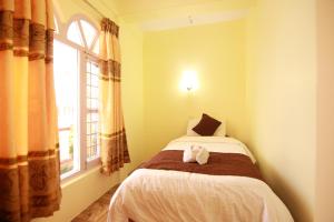 Ліжко або ліжка в номері Hotel Himalayan Inn