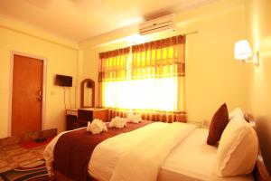 Ліжко або ліжка в номері Hotel Himalayan Inn