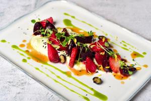 un plato de comida con fresas y fruta. en Maxwell Reserve Singapore, Autograph Collection, en Singapur