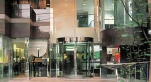 ein Gebäude mit einer Drehtür davor in der Unterkunft Pearl Hotel Kawasaki in Kawasaki