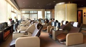 - une salle d'attente avec quelques chaises dans l'établissement Sakuraan Kawaguchiko Hotel, à Fujikawaguchiko