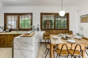 a kitchen and dining room with a table and chairs at Casa Bali Costa Brava in Llofríu
