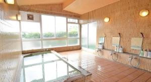 a large bathroom with a pool in the middle at Anori Seaside Hotel in Ōsasu
