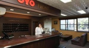 Eine Frau, die an einem Tresen in einem Weinladen steht. in der Unterkunft Business Hotel Shinkawa Ube in Ube