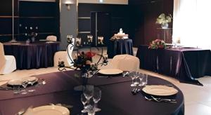 einen Tisch mit einem lila Tischtuch mit Tellern und Gläsern in der Unterkunft Hotel Ito in Nishi-sakamoto