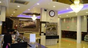 eine Lobby mit einer Uhr in der Mitte eines Ladens in der Unterkunft One Avenue Hotel (IJM) in Bandar Indah