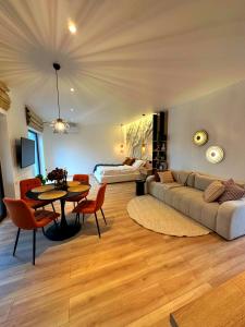 Posezení v ubytování Transalpina Tiny House - outdoor jacuzzi