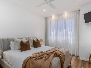 Postel nebo postele na pokoji v ubytování 3 Bed Beach Retreat with Pool 1 min walk to sand