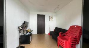 un salon avec un canapé noir et une chaise rouge dans l'établissement Rockbund Fishing Chalet, à Kampong Batu Gajah 88 autres photos