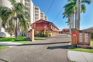 eine Straße vor einem Gebäude mit Palmen in der Unterkunft Tranquil 2-Bed Townhouse Close to Redcliffe Beach in Redcliffe