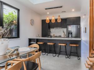 Kuchyň nebo kuchyňský kout v ubytování 3 Bed Beach Retreat with Pool 1 min walk to sand + 10 fotografií