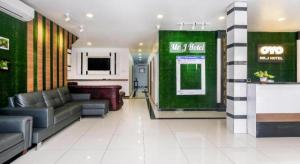 eine Lobby eines Ladens mit einer Couch und einer Theke in der Unterkunft OYO 718 Mr J Hotel Wakaf Che Yeh 1 in Wakaf Che Yeh