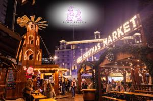 Une foule de gens se promenant autour d'un marché la nuit dans l'établissement Luxury 2BR Penthouse-1, Private Terrace, City Center, Free Parking, à Leeds 46 autres photos