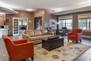Χώρος καθιστικού στο Quality Inn & Suites Quispamsis