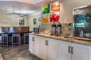 Η κουζίνα ή μικρή κουζίνα στο Quality Inn & Suites Quispamsis