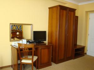 Televízia a/alebo spoločenská miestnosť v ubytovaní Hotel Saint Petersburg