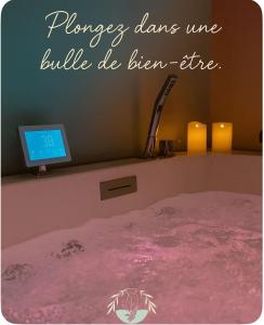 een slaapkamer met een bed met een bordje waarop staat dat telefoons draad trekken bij Caprice Gruissanais Suite avec Spa privatif in Gruissan