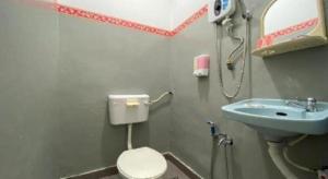 ein Badezimmer mit Toilette und Waschbecken in der Unterkunft OYO 90176 D'cruz Sunrise Villa in Pantai Kok