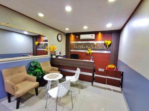 eine Lobby mit einem Wartebereich mit Stühlen und einem Tisch in der Unterkunft OYO 90458 Jengka Inn in Bandar  Pusat Jengka