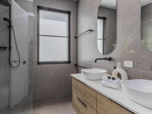 Koupelna v ubytování 3 Bed Beach Retreat with Pool 1 min walk to sand