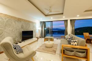 Televiisor ja/või meelelahutuskeskus majutusasutuses WJH Flying Sea View Villa