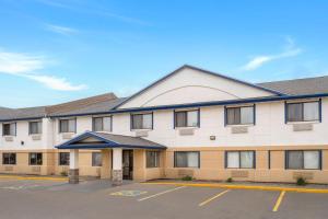 ein Gebäude mit einem Parkplatz davor in der Unterkunft Travelodge by Wyndham Fargo in Fargo