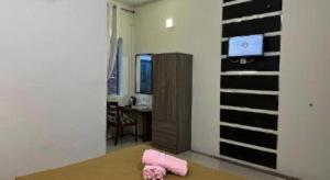 Cette chambre comprend une table avec des serviettes roses. dans l'établissement OYO 90938 The NK Langkawi, à Kampung Padang Masirat