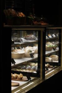 una vitrina llena de pan y pasteles en Maxwell Reserve Singapore, Autograph Collection, en Singapur