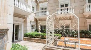 une banquette métallique assise devant un bâtiment dans l'établissement Zhongshan Da Dong Yu Hotel, à Zhongshan