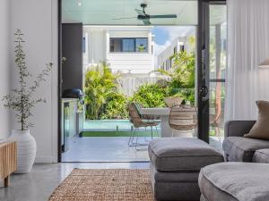 Posezení v ubytování 3 Bed Beach Retreat with Pool 1 min walk to sand