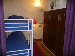 ヴィドーバンにあるLe coin tranquilleの二段ベッド2台とクローゼットが備わる客室です。