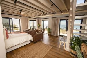 ein Schlafzimmer mit Bett und Blick auf das Meer in der Unterkunft Oceanfront Duplex Apartments, Hermanus Waterfront in Hermanus + 21 Fotos