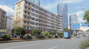 un grand bâtiment au bord d'une rue de la ville dans l'établissement City Comfort Inn Shenzhen Longhua District Government, à Tiantangwei