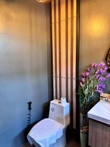 Phòng tắm tại บ้านสี่เหลี่ยม รัชนากร โฮมสเตย์