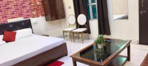 Ένα ή περισσότερα κρεβάτια σε δωμάτιο στο Hotel Surya Family Restaurant