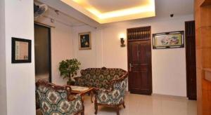 un salon avec un canapé et une table dans l'établissement Havilla Maranatha, à Kampungdurian