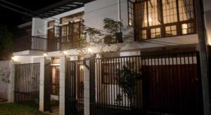 une maison avec un portail et une clôture dans l'établissement Lavinia Villa, à Karagampitiya