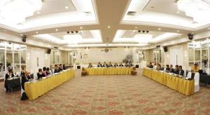 eine Gruppe von Menschen, die in einem Raum an Tischen sitzen in der Unterkunft Green World Palace Hotel in Songkhla + 182 Fotos