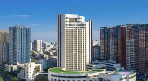un grand bâtiment dans une ville avec de grands immeubles dans l'établissement Shantou Golden Gulf Hotel, à Ma Yu