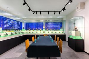 a dining room with a table and chairs in a room at 7 Days Premium Zibo Jinjing Avenue the Mixc in Zibo