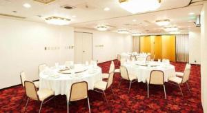 - une salle de conférence avec des tables et des chaises blanches dans l'établissement Marroad Inn Tokyo, à Fuchu