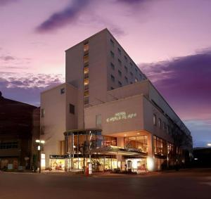 un grand bâtiment avec beaucoup de fenêtres au crépuscule dans l'établissement Hotel Castle Plaza, à Hayashi