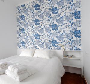 コルドバにあるApartamentos La Hogueraのベッドルーム1室(青と白の壁紙のベッド1台付)