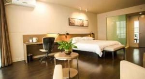 - une chambre avec un lit, un bureau et une chaise dans l'établissement Jinjiang Inn select Hotel Kunming Economic Development Zone Kunming College, à Kunming 55 autres photos