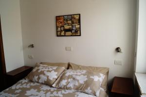 アオスタにあるManad cod CIR n 0329のベッドルーム1室(ベッド1台付)が備わります。壁に絵が飾られています。