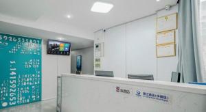 une pièce avec un comptoir et une acision dans l'établissement Pai Hotel Guiyang Daximen West Zhongshan Metro Station, à Guiyang 109 autres photos