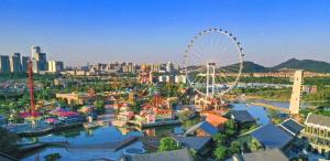 einen Vergnügungspark mit einem Riesenrad und einer Stadt in der Unterkunft Lavande Hotel Foshan Shunde Shunlian Plaza Jinlong Metro Station in Shunde