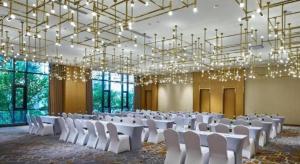 une grande salle de banquet avec des chaises blanches et des lustres dans l'établissement Four Points by Sheraton Haikou International Airport, à Haikou 152 autres photos