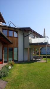 ein Haus mit einer Terrasse und einem Tisch im Hof in der Unterkunft Haus Astrid in Keutschach am See