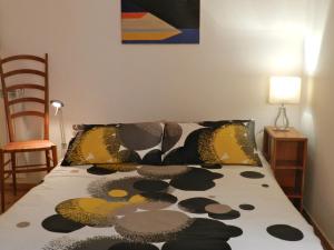 ナポリにあるModern Flat Cavourのベッドルーム(黄色と黒の枕付)